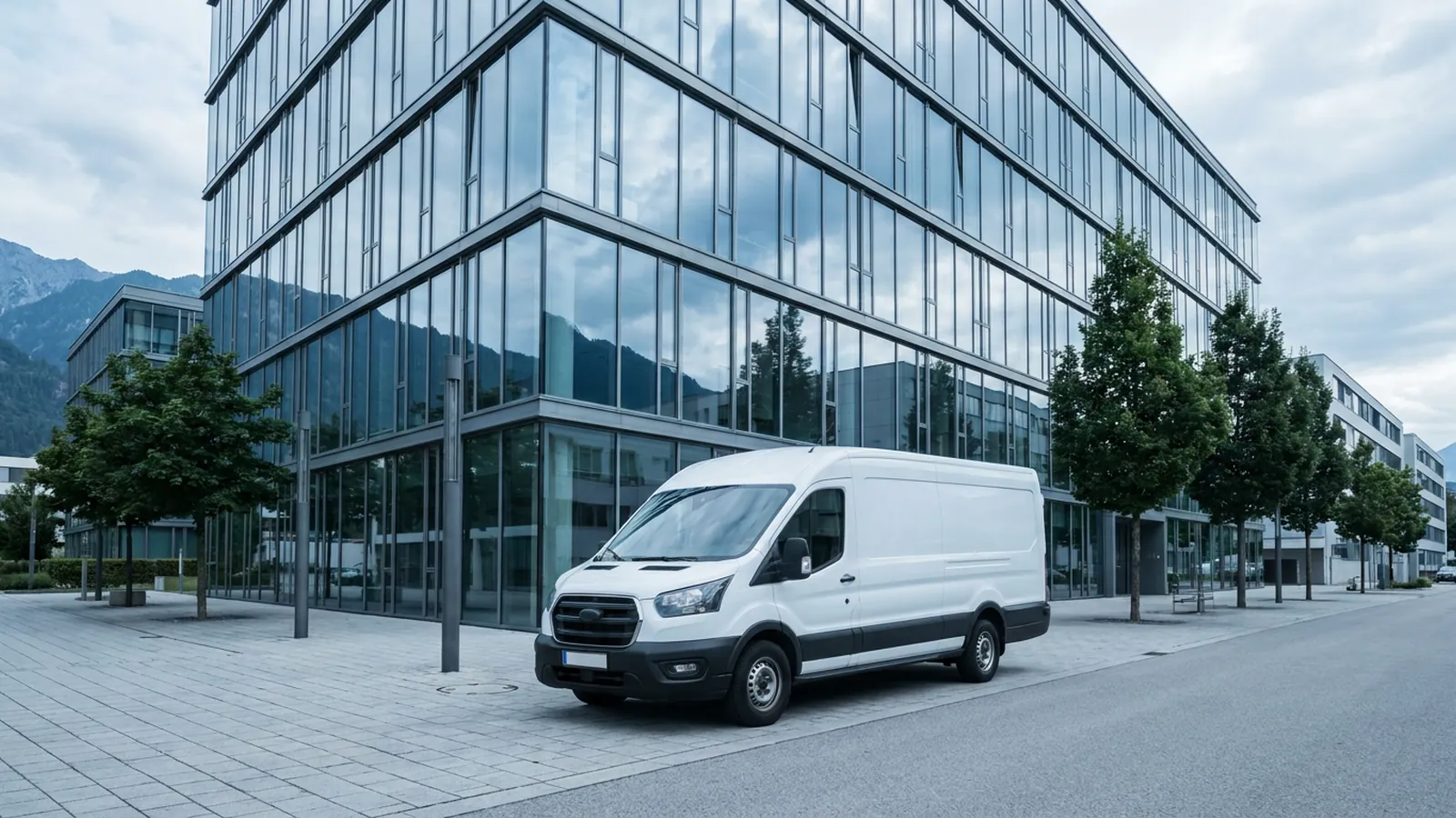 Ruhiger Betriebshof mit einem geparkten Fahrzeug, Luftaufnahme von oben